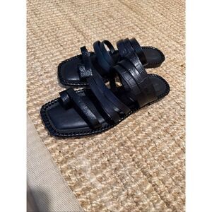 Donald J Pliner black leather strappy flat sandals square toe Italy 9